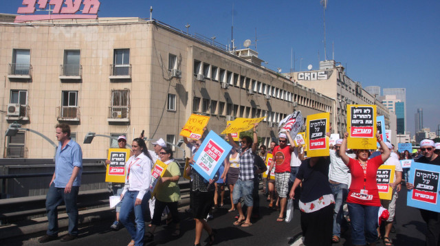 הפגנה נגד סגירת "מעריב", 2012 (צילום: רוני שוצר, פלאש 90)