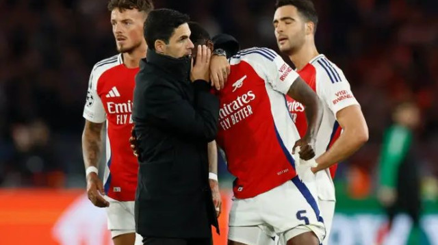 מיקל ארטטה מנחם את תומאס פארטיי (צילום: רויטרס)