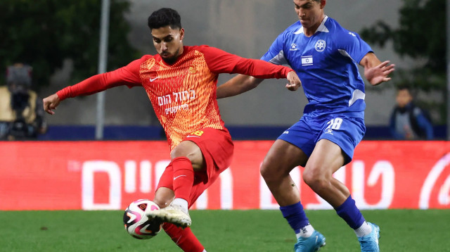 שחקן מכבי פתח תקוה, ניב יהושע, מול שחקן מ.ס. אשדוד אילי טמם (צילום: דני מרון)