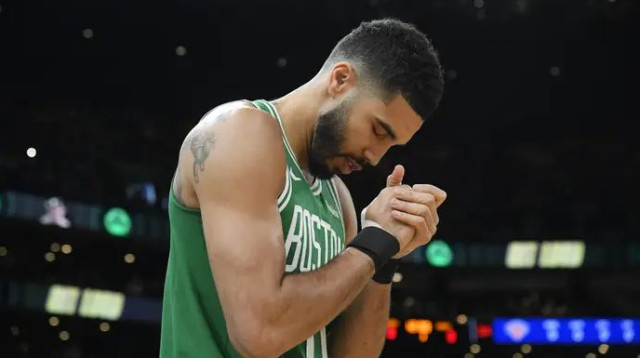 עוד היחנקות. טייטום (צילום: GettyImages, Brian Babineau/NBAE)