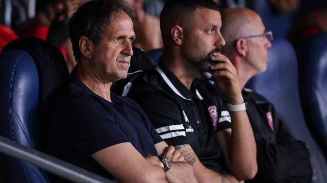 רוני לוי מאמן הפועל חיפה עם עוזרו גל אראל (צילום: מאור אלקסלסי)