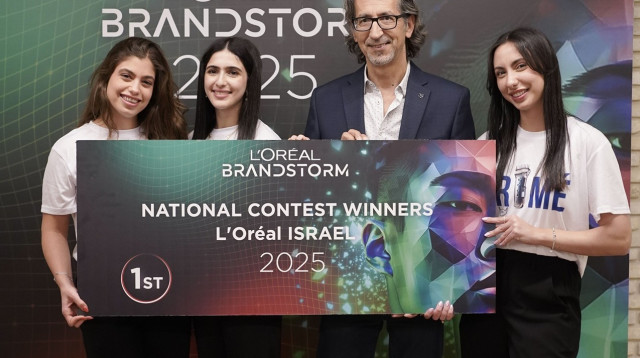 אלי שגיב והזוכות לינוי עזרא, הדר רפאל ודריה סלע (צילום: POPA MEDIA)