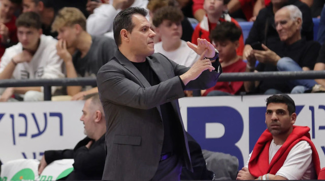 מאמן הפועל תל אביב דימיטריס איטודיס (צילום: אודי ציטיאט)