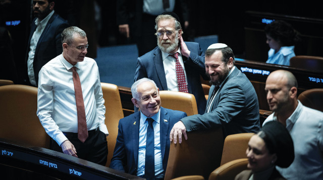 נתניהו עם חברי קואליציה בכנסת השנה (צילום: יונתן זינדל, פלאש 90)