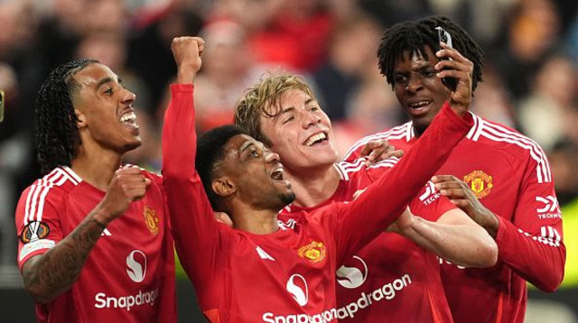 שחקני מנצ'סטר יונייטד חוגגים (צילום: Martin Rickett - PA Images)