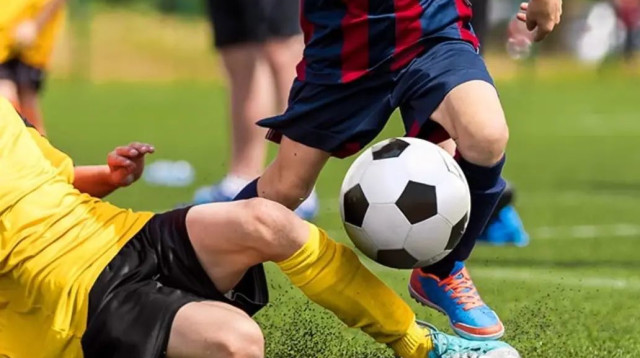 תיקול חזק של ילד (צילום: בינה מלאכותית)