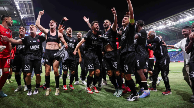 שחקני הפועל חיפה חוגגים אחרי הניצחון 1:5 על מכבי חיפה בדרבי (צילום: מאור אלקסלסי)