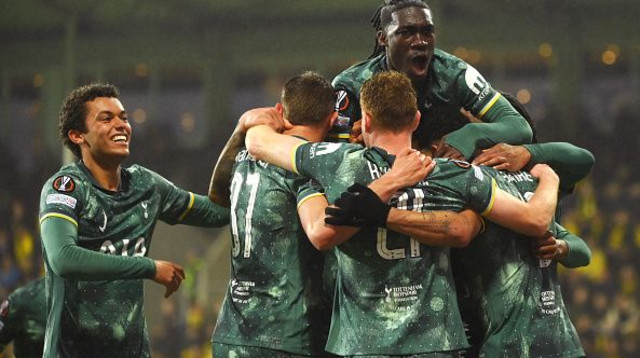 שחקני טוטנהאם חוגגים (צילום: David Lidstrom - UEFA)