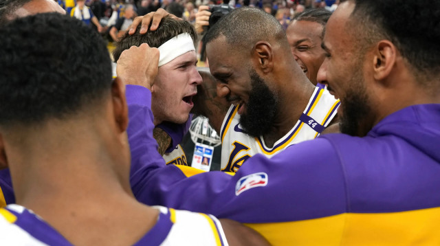 שחקן לוס אנג'לס לייקרס לברון ג'יימס עם אוסטין ריבס (צילום: רויטרס)