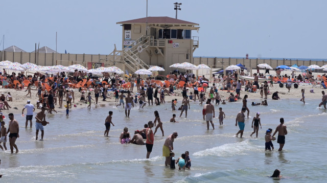 חוף מציצים בתל אביב (צילום: אבשלום ששוני)