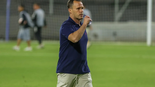 נועם שוהם מאמן מכבי פתח תקוה לאחר ירידת הליגה (צילום: קובי אליהו)