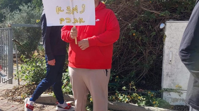 שלטים למען החטופים שנוצרו עלי ידי משתתפי עמותת אלאור (צילום: באדיבות "אלאור")