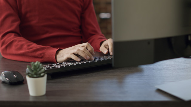 עבודה מול מחשב (צילום: FREEPIK)