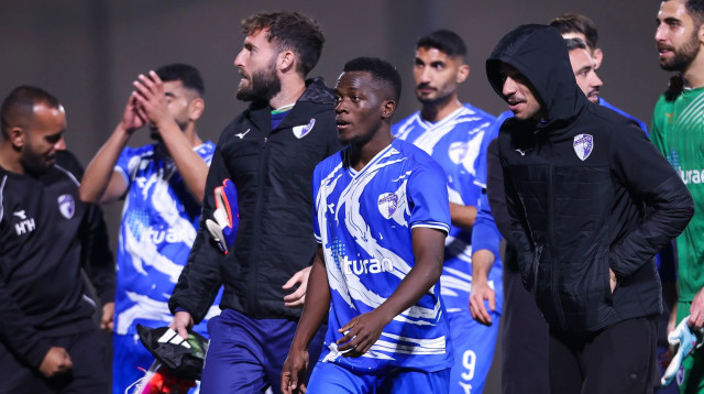 סקו בנגורה עם שחקני עירוני קרית שמונה (צילום: מאור אלקסלסי)