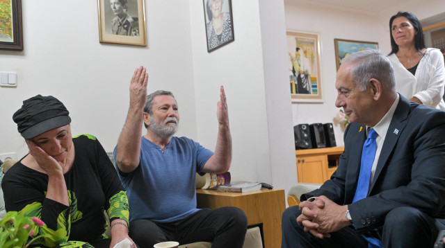 ראש הממשלה בנימין נתניהו עם משפחתו של צבי פלדמן ז"ל (צילום: קובי גדעון לע"מ)