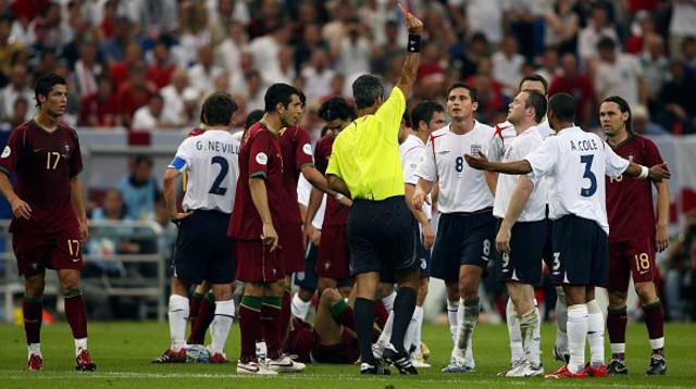 הכרטיס האדום לוויין רוני במונדיאל 2006 (צילום: Stewart Kendall/Allstar)
