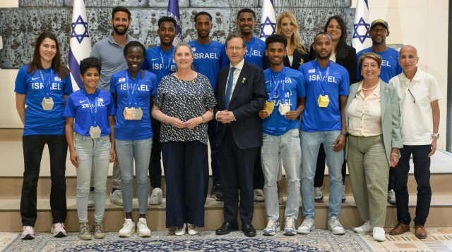 נשיא המדינה מארח את נבחרות ישראל בריצת כביש לאחר אליפות אירופה (צילום: אתר רשמי, מעיין טואף/ לע״מ)