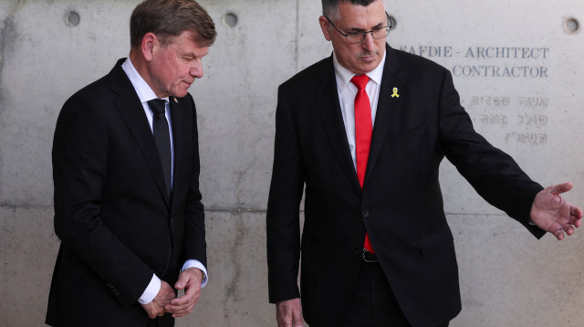 גדעון סער ושר החוץ הגרמני יוהאן וודפול ביד ושם (צילום: רויטרס)