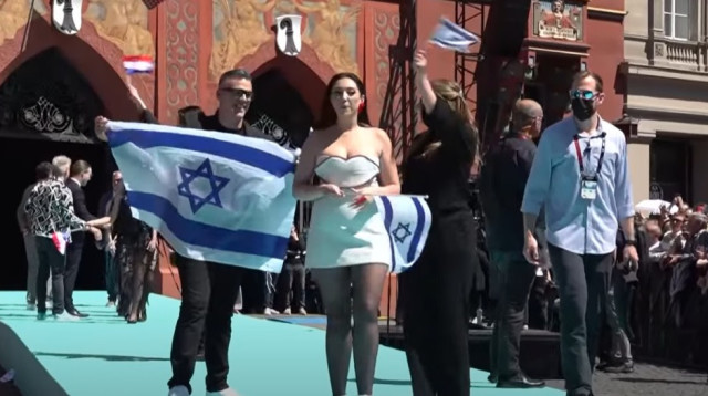 יובל רפאל על השטיח הטורקיז בבאזל (צילום: מתוך ערוץ היוטיוב הרשמי)