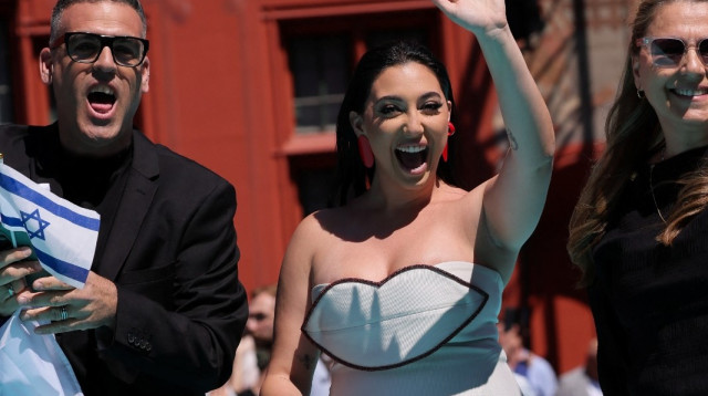 יובל רפאל על השטיח הטורקיז (צילום: רויטרס)