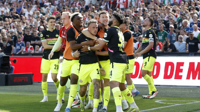 שחקני פ.ס.וו איינדהובן חוגגים עם נואה לאנג (צילום: GettyImages)