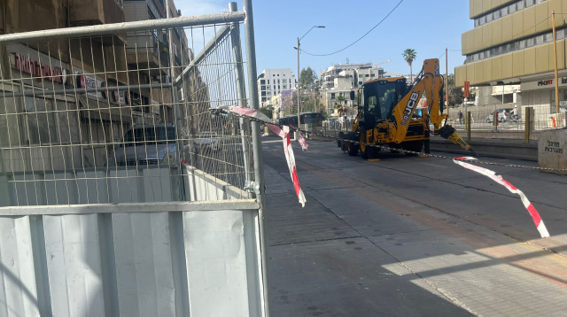 חפירות ואבק. רחוב אבן גבירול בתל אביב (צילום: מאיה כהן)