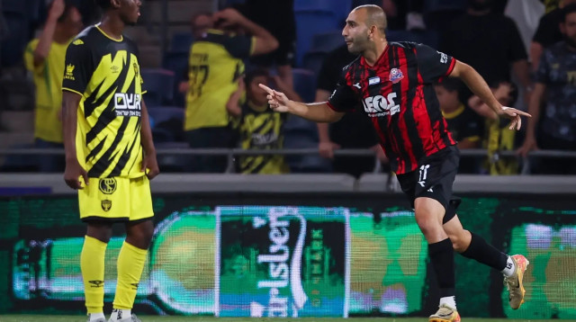 דור חוגי שחקן הפועל חיפה חוגג שער (צילום: מאור אלקסלסי)