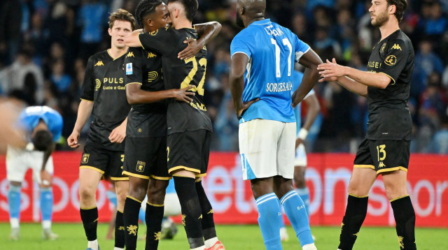 ליאור קאסה שחקן גנואה עם חבריו, רומלו לוקאקו שחקן נאפולי מאוכזב (צילום: רויטרס)