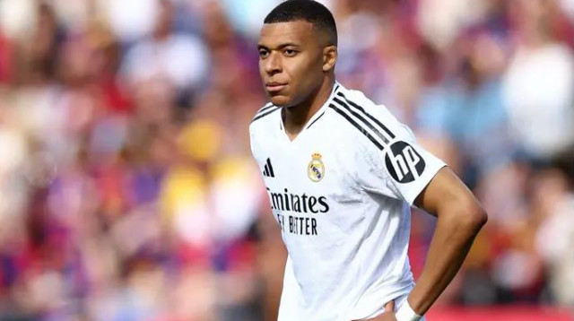 גם שלושער לא מספיק מול ברצלונה הזו. קיליאן אמבפה (צילום: רויטרס)