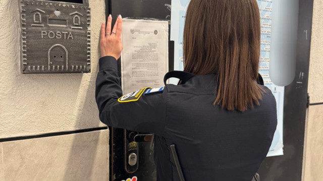 צו סגירה לבר גיורא (צילום: דוברות המשטרה)