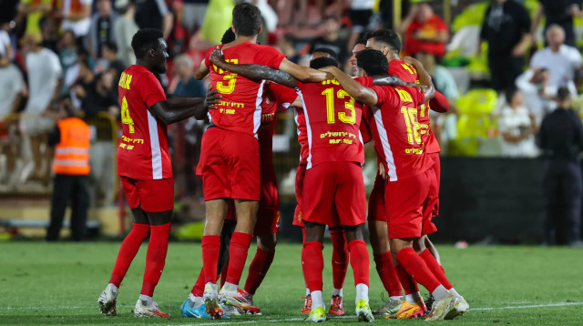 שחקני מ.ס. אשדוד חוגגים (צילום: לירון מולדובן)