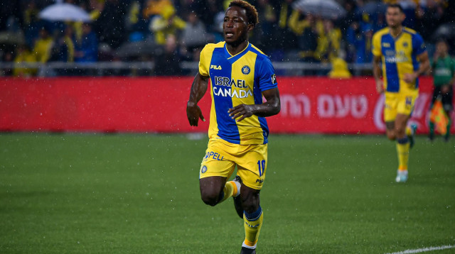 עבר מהכנף למרכז השדה. גיאגון (צילום: אריאל שלום)