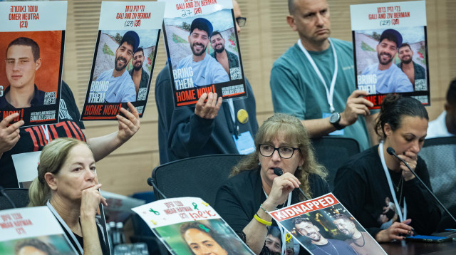 משפחות חטופים בוועדת הכלכלה של הכנסת (צילום:  יונתן זינדל פלאש 90)