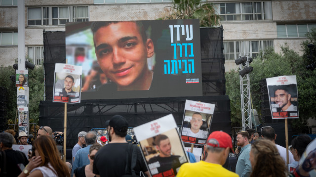 ישראלים מחכים לשחרור עידן אלכסנדר בכיכר החטופים (צילום: חיים גולדברג, פלאש 90)