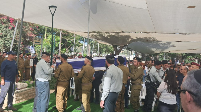 ארונו של רס"ל צביקה פלדמן ז"ל בבית העלמין הצבאי בחולון (צילום: משה כהן)