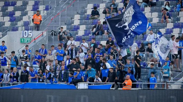 אוהדי עירוני קרית שמונה באצטדיון בלומפילד (צילום: אריאל שלום)