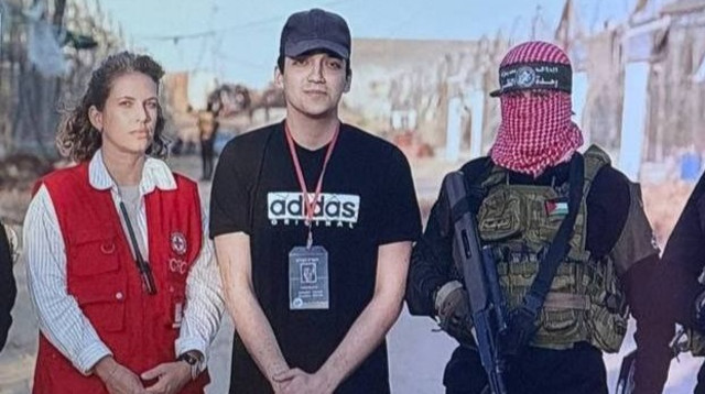 עידן אלכסנדר מועבר לידי הצלב האדום (צילום: רשתות הערביות)