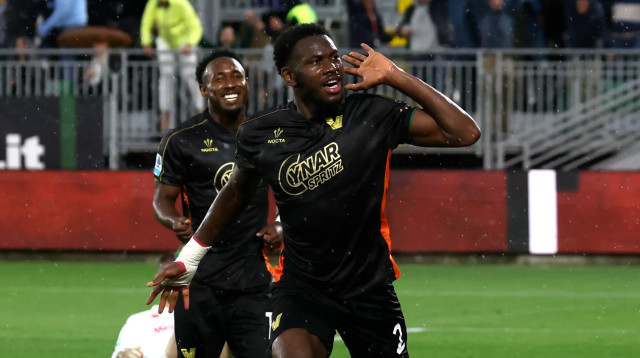 פאלי קאנדה שחקן ונציה חוגג שער (צילום: GettyImages, Maurizio Lagana)