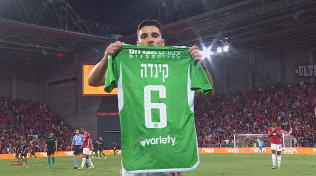 שחקן הפועל באר שבע דן ביטון עם חולצתו של גדי קינדה, שחקן מכבי חיפה (צילום: צילום מסך, מתוך טוויטר)