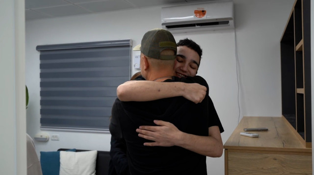 עידן אלכסנדר עם משפחתו בנקודת המעבר (צילום: דובר צהל)