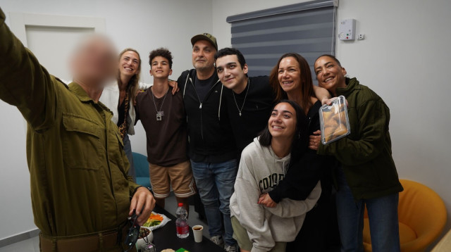 עידן אלכסנדר עם משפחתו בנקודת המעבר (צילום: דובר צהל)