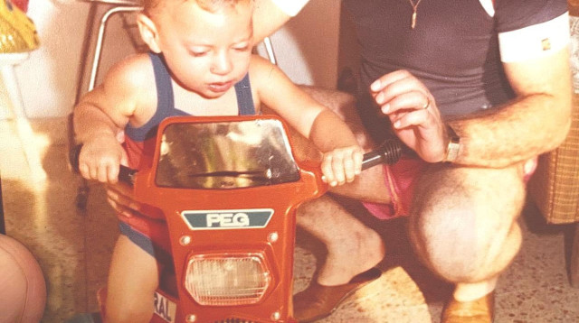 אביהו פנחסוב ואביו (צילום: צילום מסך פייסבוק)