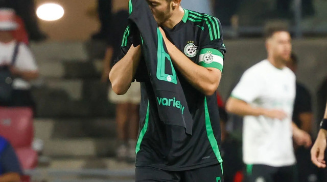 דולב חזיזה, מכבי חיפה חוגג עם החולצה של גדי קינדה (צילום: דני מרון)