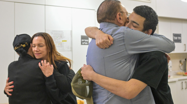 עידן אלכסנדר מתאחד עם משפחתו (צילום: קובי גדעון לע"מ)