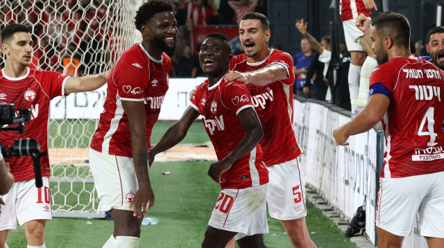 שחקני הפועל באר שבע חוגגים. קינג קנגאווה (צילום: דני מרון)