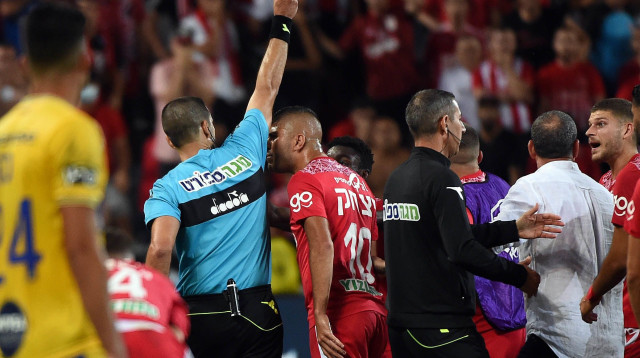 שי אייזן מקבל אדום בגמר הגביע (צילום: ברני ארדוב‎)