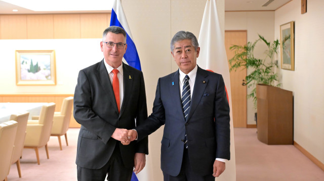 גדעון סער נפגש עם שר החוץ של יפן טאקשי איוואיה (צילום: שלומי אמסלם, לע"מ)