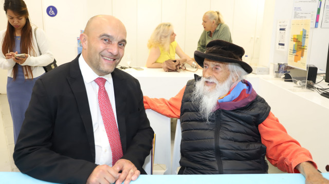 עקב אגם ופרדריק ז'ורנס (צילום: אבי קקון)