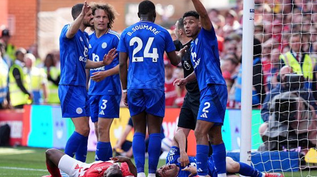 אוואניי שוכב על הדשא לאחר פציעתו (צילום: Jacob King - PA Images)