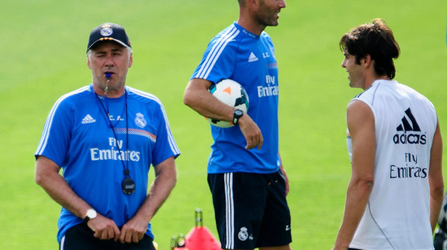 קרלו אנצ'לוטי מאמן ריאל מדריד לצד קאקה, זינדין זידאן (צילום: GettyImages)